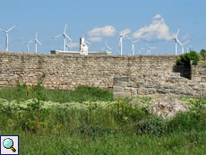 Antike Ruinen und moderner Windpark in enger Nachbarschaft