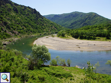 Im Naturdenkmal Dnevni grablivi ptitzi bei Madzharovo mändert der Fluss Arda ganz frei