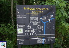 Ein Hinweisschild zeigt im Carara-Nationalpark, wo es lang geht