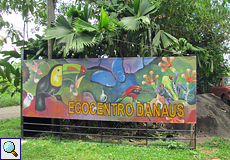 Das farbenfrohe Schild am Eingang des Ecocentro Danaus