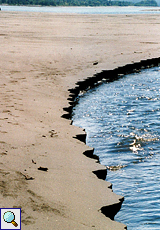Abbruchkante im Sand