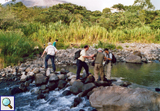 Die Gruppe überquert einen Wasserlauf im Arenal-Nationalpark