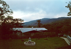 Hauptgebäude der Trapp Family Lodge am frühen Morgen