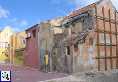 In Otrabanda gibt es einige etwas verfallene Häuser
