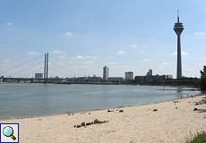 Sandstrand am Rheinufer Lausward