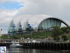 Die Konzerthalle 'The Sage' in Gateshead von Newcastle aus gesehen
