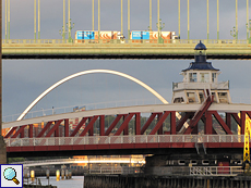Ein Detail der Swing Bridge, im Hintergrund ist die Gateshead Millenium Bridge zu sehen