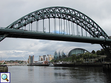 Die Tyne Bridge und im Hintergrund die Gateshead Millennium Bridge