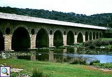 Brücke über den Fluss Almonte in der Extremadura
