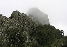 Regen und Wolken in den Bergen