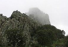 Regen und Wolken in den Bergen