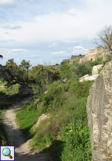 Trampelpfad außerhalb der alten Stadtmauer von Trujillo