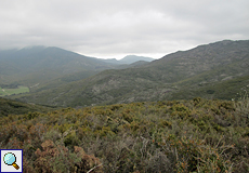 Wolkenverhangene Berge im Naturpark l'Albera