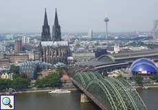 Blick auf den Kölner Dom und die Deutzer Brücke