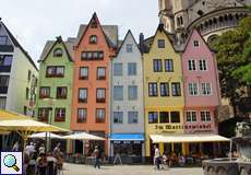 Bunte Häuserreihe in der Kölner Altstadt