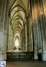 Das Gewölbe ist im Kölner Dom sehr hoch