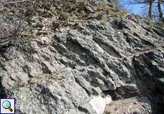 Gestein des Drachenfels aus der Nähe betrachtet
