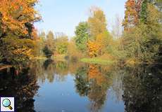 Sonniger Herbsttag am Gewässer in der Flehbachaue