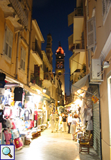 Erleuchtete Gasse in Kérkyra mit Blick auf die Kirche Ag. Spiridounas