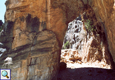 Imposanter Felsbogen in der Ímbros-Schlucht