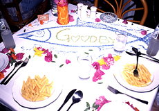 Geschmückter Tisch auf der Hotelinsel Dhigufinolhu