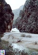Wasser türmt sich in der Mündung des Torrent de Pareis auf Wasser türmt sich in der Mündung des Torrent de Pareis auf