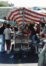An diesem Marktstand wird Gebäck verkauft