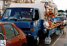 Frisches Obst und Gemüse auf Rädern
