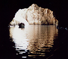 Blick aus einer der Höhlen (Blue Grotto)