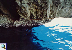 Leuchtend türkis gefärbtes Wasser (Blue Grotto)