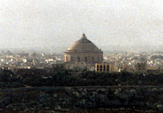 Die Kirche von Mosta in weiter Ferne