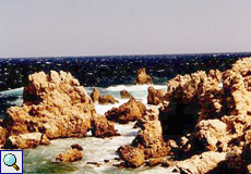 Felsenküste mit Brandung