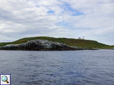 Die Ostküste der Insel Hornøya vom Meer aus betrachtet