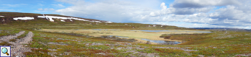 Riesige offene Flächen, kleine Gewässer und einige felsige Anhöhen - das ist typisch für die Gegend in der Nähe von Komagvær