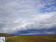 Hier kann der Blick schweifen und die Wolken verleihen der Landschaft Dramatik