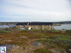 Blick in Richtung Norden zum Festland mit dem Vadsø Fjordhotell im Vordergrund