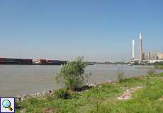 Der Rhein mit Blick auf das Kraftwerk Voerde