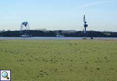 Natur und Industrie - Blässgänse (Anser albifrons) in der Walsumer Rheinaue