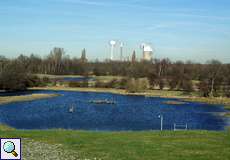 Sonnentag im Winter, im Hintergrund ist das Kraftwerk Voerde zu sehen