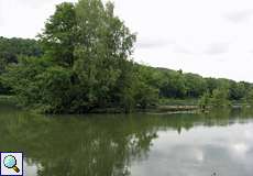 Die Ruhr mit kleinen Inseln im NSG Ruhruferstreifen am Golfplatz Oefte