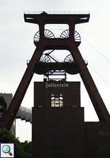 Schacht XII des UNESCO-Welterbes Zollverein im abendlichen Gegenlicht