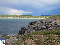 Die Balnakeil Bay unter dunklen Wolken