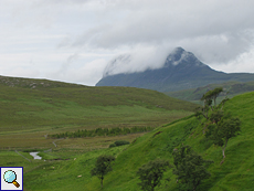 Der Berg Suilven mit einer Wolkenhaube