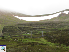 Schnee an einer Flanke des Berges Cairn Gorm