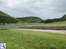Findhorn River mit steinigem Ufer