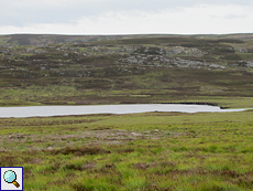 Lochindorb mit dahinter liegendem Hügel