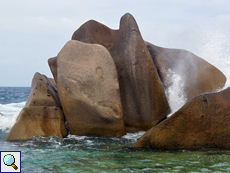 An manchen Tagen schlagen die Wellen hart gegen die Felsen der Anse Marron