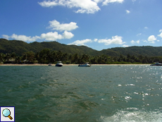 Blick auf den Strand der Grand Anse von einem Boot aus Blick auf den Strand der Grand Anse von einem Boot aus