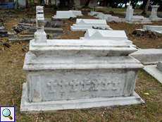 Die einst weiße Farbe ist auf dem historischen Friedhof inzwischen grau geworden