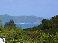 Hinter dem grünen Vallée de Mai ist die Baie St. Anne zu sehen